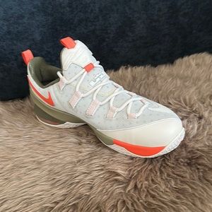 New Men’s Lebron XIII Low Lmtd size 11